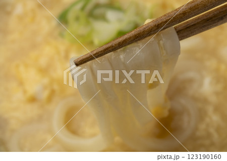 熱々のかきたまうどんを箸で持ち上げる 123190160