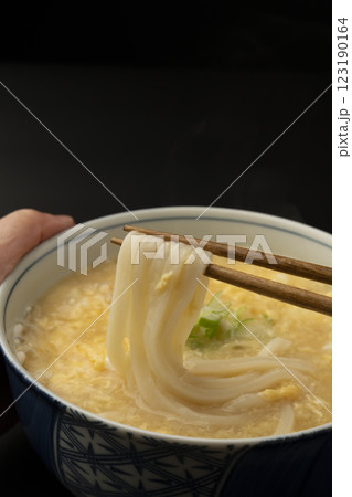 熱々のかきたまうどんを箸で持ち上げる 123190164