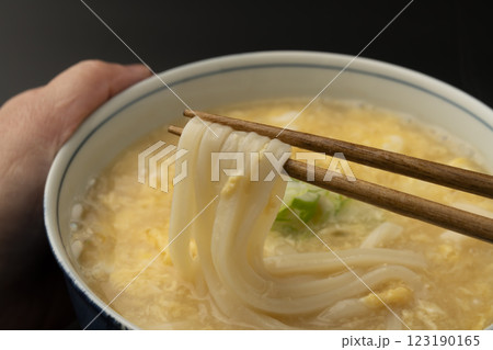 熱々のかきたまうどんを箸で持ち上げる 123190165