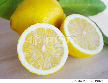 カットしたレモン 檸檬 レモンの葉 果物 Lemon アップ 白背景 カットしたレモン 檸檬 レモンの葉 果物 Lemon アップ 白背景 123190242