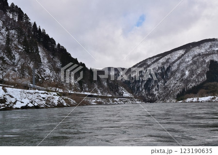 冬の最上川船下り　山形 123190635
