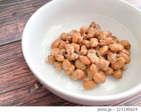 小鉢に入れた納豆	 小鉢に入れた納豆	 123190824