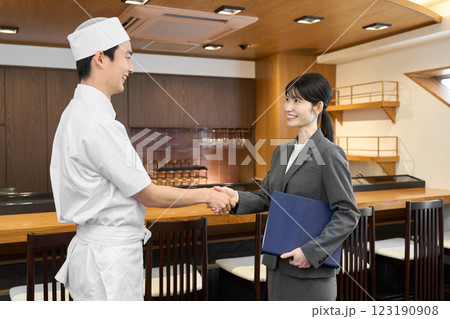 飲食店で握手をするビジネスウーマン 飲食店で握手をするビジネスウーマン 123190908
