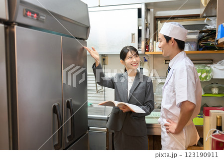 飲食店の冷蔵庫の営業をする女性 123190911