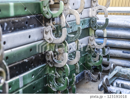 戸建て家屋の外壁修繕工事　仮設足場部材　支柱と踏板 123191018