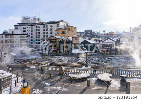 冬の草津温泉　湯畑 123191254