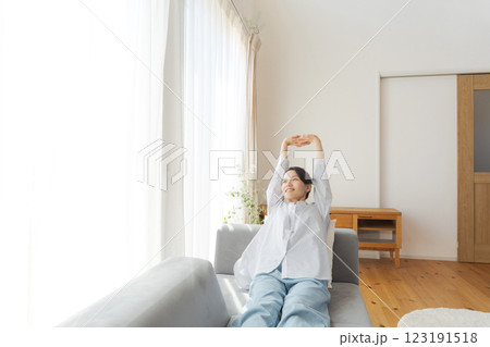 キッチンから子供を見守るママ 123191518