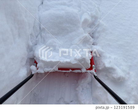 スノーダンプ　雪寄せ作業　冬　大雪　スコップ　イメージ 123191589