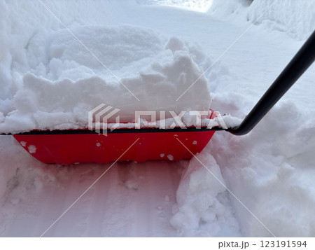 スノーダンプ 雪寄せ作業 冬 大雪 スコップ イメージ スノーダンプ 雪寄せ作業 冬 大雪 スコップ イメージ 123191594