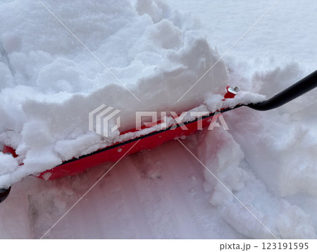 スノーダンプ 雪寄せ作業 冬 大雪 スコップ イメージ スノーダンプ 雪寄せ作業 冬 大雪 スコップ イメージ 123191595