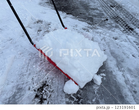 スノーダンプ　雪寄せ作業　冬　大雪　スコップ　イメージ 123191601