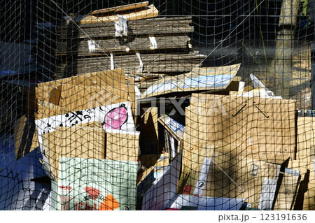 日本の横浜都市景観　大量に出された段ボール…この日、古紙・古布などの回収日 123191636