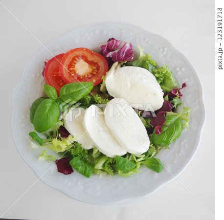 モッツアレラチーズの野菜サラダ　チーズ バジル トマト　イタリアンサラダ 123191718
