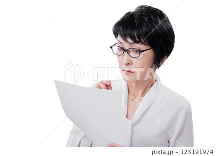 書類を見て困っている眼鏡をかけた中年女性 書類を見て困っている眼鏡をかけた中年女性 123191974