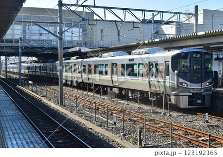 琵琶湖線225系 米原駅 琵琶湖線225系 米原駅 123192165