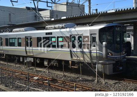 琵琶湖線225系　米原駅 123192166