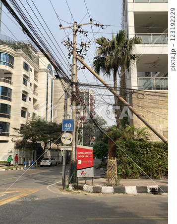 海外発展途上国の高級住宅街にある英語看板と電柱 海外発展途上国の高級住宅街にある英語看板と電柱 123192229