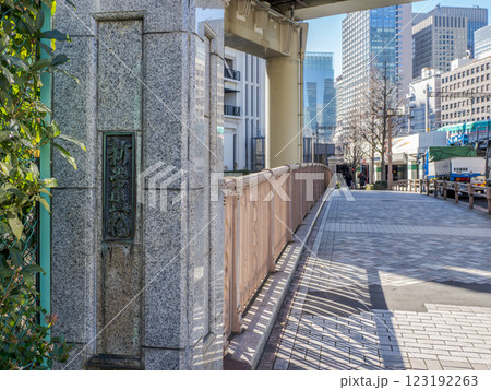 日本橋川に架かる「新常盤橋」の親柱と銘板 日本橋川に架かる「新常盤橋」の親柱と銘板 123192263