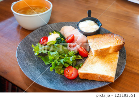 食卓に並ぶヘルシーなモーニングプレート 123192351