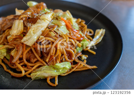 日差しが差し込む食卓の焼きそば 日差しが差し込む食卓の焼きそば 123192356