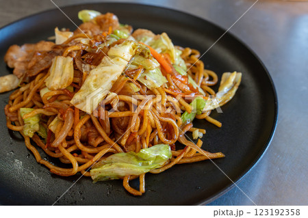 日差しが差し込む食卓の焼きそば 日差しが差し込む食卓の焼きそば 123192358