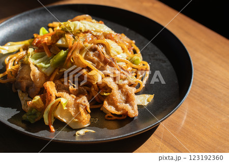 日差しが差し込む食卓の焼きそば 123192360