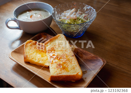 フレンチトーストとスープの朝食セット フレンチトーストとスープの朝食セット 123192368