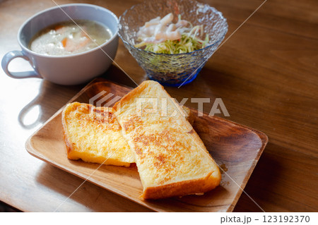 フレンチトーストとスープの朝食セット 123192370