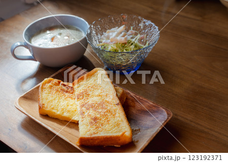 フレンチトーストとスープの朝食セット 123192371