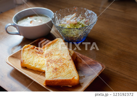フレンチトーストとスープの朝食セット 123192372
