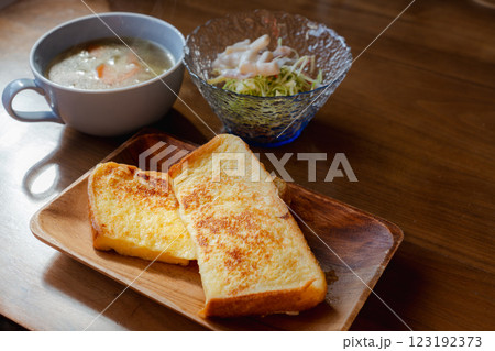 フレンチトーストとスープの朝食セット フレンチトーストとスープの朝食セット 123192373