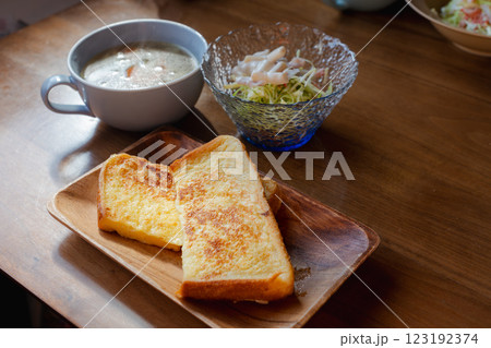 フレンチトーストとスープの朝食セット フレンチトーストとスープの朝食セット 123192374