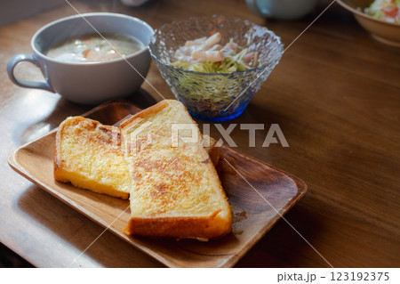 フレンチトーストとスープの朝食セット フレンチトーストとスープの朝食セット 123192375