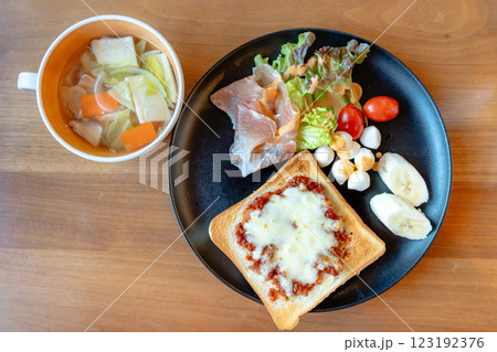 チーズトーストと野菜スープの朝食プレート チーズトーストと野菜スープの朝食プレート 123192376
