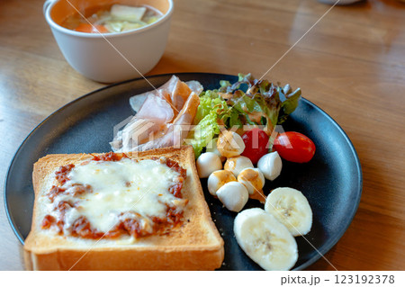 チーズトーストと野菜スープの朝食プレート チーズトーストと野菜スープの朝食プレート 123192378