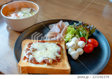 チーズトーストと野菜スープの朝食プレート 123192379
