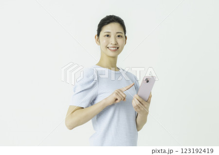 スマホを操作する若い女性 123192419