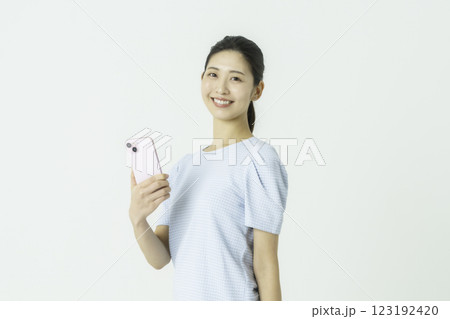 スマホを手に持若い女性のポートレート 123192420