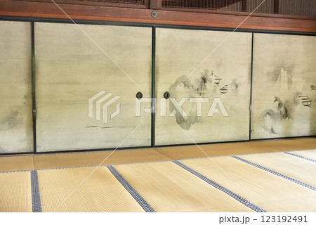 大本山建仁寺 檀那の間 山水図襖【重文】 大本山建仁寺 檀那の間 山水図襖【重文】 123192491