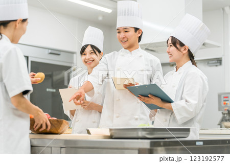 調理師のセミナー・専門学校・社員教育で教える講師の女性と生徒の男女（外食産業） 123192577