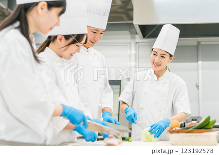 食品工場・スーパー・レストランで働くシェフ・コック・調理員 食品工場・スーパー・レストランで働くシェフ・コック・調理員 123192578