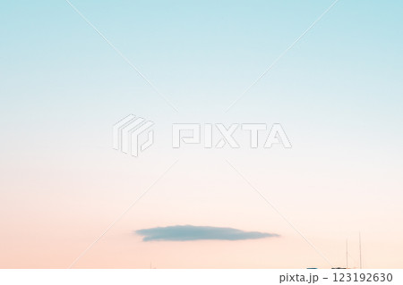 シンプルな空と浮かぶ雲（ミニマルな風景） 123192630