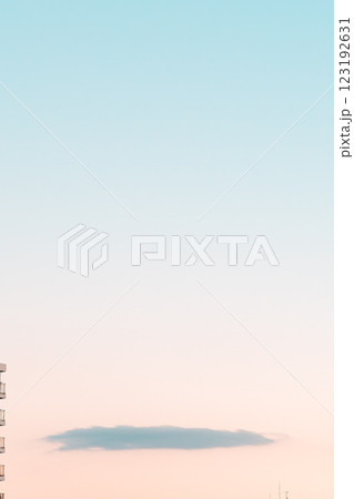 シンプルな空と浮かぶ雲（ミニマルな風景） 123192631