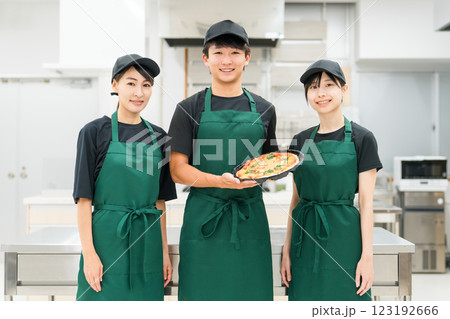 キッチン・バックヤードにいるキッチンスタッフ・調理スタッフの男女（腕組み） 123192666