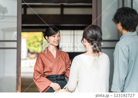 老舗の温泉旅館・高級旅館・宿坊で観光客に接客する仲居さん・女将さん 123192727