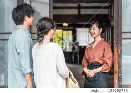 老舗の温泉旅館・高級旅館・宿坊で観光客に接客する仲居さん・女将さん 123192728