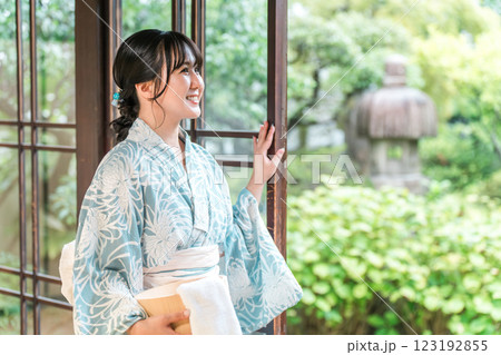 温泉・温泉旅館・銭湯に宿泊する浴衣を着た女性 123192855