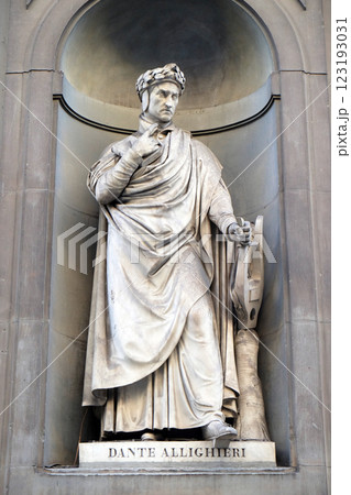Dante Alighieri in the Niches of the Uffizi Colonnade. The first half of the 19th Century they were occupied by 28 statues of famous people in Florence, Italy Dante Alighieri in the Niches of the Uffizi Colonnade. The first half of the 19th Century they were occupied by 28 statues of famous people in Florence, Italy 123193031