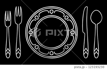皿とカトラリーのフレンチコースのテーブルセッティングのシルバーの線画イラスト　黒背景の切り抜き 123193230