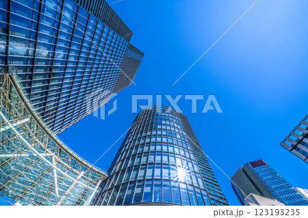 日本の東京都市景観 神田淡路町二丁目のワテラスなどを望む。新しい時代に、希望の光=10日 日本の東京都市景観 神田淡路町二丁目のワテラスなどを望む。新しい時代に、希望の光=10日 123193235